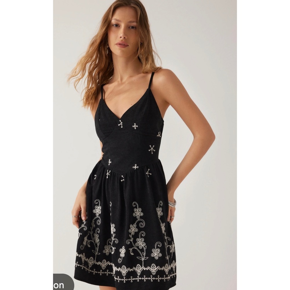 Cider Black White Floral Embroidered Mini Dress V-Neck Spaghetti Strap Medium
